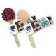 Dwie kolorowe przysmaki dla zwierząt, 'Cheesie Pops', wyeksponowane na patykach. Jeden pokryty ciemną czekoladą i kawałkami malin, drugi w różowym kokosie.
