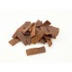 Ein Haufen dunkelbrauner, rechteckiger Haustierleckereien, die auf einem weißen Hintergrund verstreut sind.