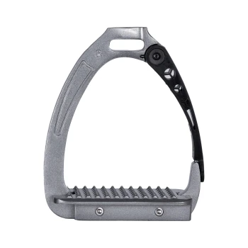 Ein metallisches Pferdereitsteig mit einer strukturierten Fußfläche und einem schwarzen Sicherheitsarm, von vorne betrachtet.