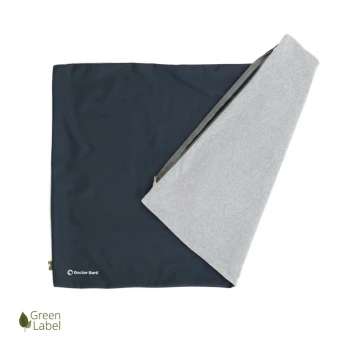 Eine gefaltete Haustierdecke in Marineblau und Hellgrau, mit einem Reißverschluss und dem "Doctor Bark"-Logo, mit einem "Green Label"-Emblem.