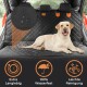 Ein Labrador Retriever liegt auf einer schwarzen, gesteppten Autositzabdeckung, mit Symbolen für "Extra Langlebig," "100% Wasserfest," und "Leichte Reinigung."