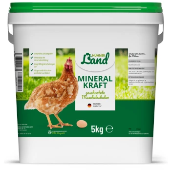 Ein 5 kg Behälter von "Mineral Kraft" von Hühner Land, mit einem braunen Huhn und einem Ei auf der Vorderseite, mit Text, der die Vorteile für Hühner beschreibt.