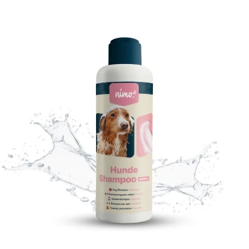 Flasche 'nimo' sensibles Hundeshampoo mit einem Hundebild, mit Wasserspritzern im Hintergrund.