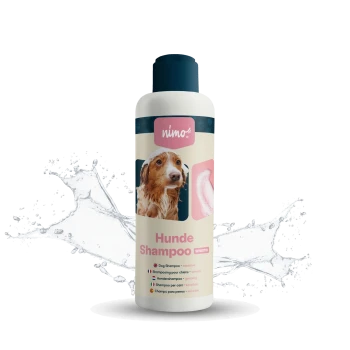 Flasche 'nimo' sensibles Hundeshampoo mit einem Hundebild, mit Wasserspritzern im Hintergrund.