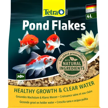 Verpackung von Tetra Pond Flakes mit bunten Goldfischen, einer Seerose und Text, der "Gesundes Wachstum & klares Wasser" mit natürlichen Zutaten hervorhebt.
