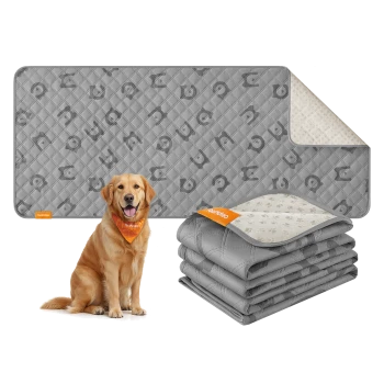 Ein Golden Retriever mit einem orangefarbenen Halstuch sitzt neben einer grauen Haustiermatte mit einem gesteppten Design, mit einem Stapel ähnlicher Matten in der Nähe.