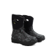 Schwarze Gummistiefel für Haustiere mit einem floralen Muster, das Blätter und lila Akzente zeigt, entworfen für den Außeneinsatz.