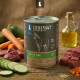 Dose LIEBESGUT Hundefutter mit Aufschrift „Pferd für Hunde“ mit Zucchini und Karotte, umgeben von geschnittener Zucchini, Karotten, rohem Fleisch und einer Flasche Öl