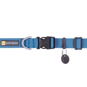 Blaues Hundehalsband mit einer silbernen Schnalle, das ein "Ruffwear"-Logo und ein Etikett mit einer Hundegrafik zeigt.