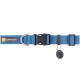 Blaues Hundehalsband mit einer silbernen Schnalle, das ein "Ruffwear"-Logo und ein Etikett mit einer Hundegrafik zeigt.