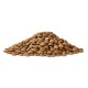 Ein Haufen trockener Haustierfutterkibble, bestehend aus kleinen, runden, braunen Stückchen, vor einem weißen Hintergrund.
