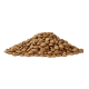 Ein Haufen trockener Haustierfutterkibble, bestehend aus kleinen, runden, braunen Stückchen, vor einem weißen Hintergrund.