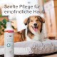 Hundeshampoo-Flasche mit der Aufschrift „beaphar Anti-Schuppen“ neben einem Hund, der auf einem Kissen liegt, mit deutschem Text „Sanfte Pflege für empfindliche Haut.“