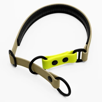 Ein flexibles Haustierhalsband in Beige und Schwarz mit einem leuchtend gelben verstellbaren Abschnitt und schwarzen Ringen zur Leinenbefestigung.