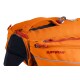 Nahaufnahme eines orangefarbenen Hunderrucksacks von Ruffwear, der Reißverschlüsse, einen Griff und reflektierende Akzente aufweist.