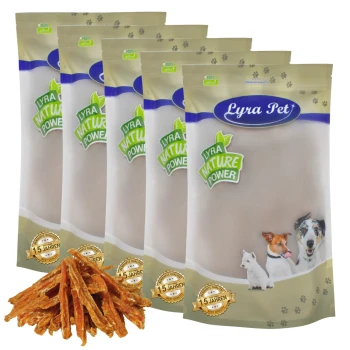 Vier Beutel Lyra Pet Natural Power Tiernahrung, mit einem Haufen getrockneter Fleischstreifen davor.