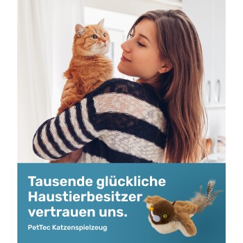 Frau hält eine orangefarbene Katze mit dem Text „Tausende glückliche Haustierbesitzer vertrauen uns. PetTec Katzenspielzeug“ und einem Vogelspielzeug.