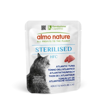 Almo Nature Sterilised Katzenfutterbeutel mit Atlantik-Thunfischgeschmack für erwachsene und ältere Katzen, mit Bild einer grauen Katze.