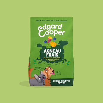 Sac de nourriture pour chiens Edgard Cooper vert portant la mention «Agneau Frais», silhouette d'agneau, légumes et texte «Chiens Adultes Petits».
