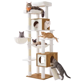 Mehrstöckiger weißer Holz-Kratzbaum mit Nistkästen und Hängematten, in dem sieben Katzen sitzen; die oberste Katze trägt ein orangefarbenes Halstuch mit Text