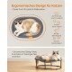 Eine flauschige Katze entspannt sich auf einem grauen ovalen Haustierbett, das ihr ergonomisches Design und Merkmale wie "Ultraweiches Design" hervorhebt.