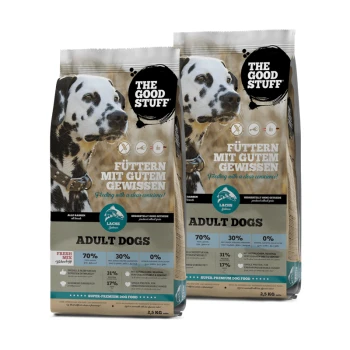 Zwei Säcke Hundefutter mit den Aufschriften "DAS GUTE ZEUG" und "ERWACHSENE HUNDE", mit einem Dalmatiner auf der Vorderseite, mit Text in Deutsch und Englisch.