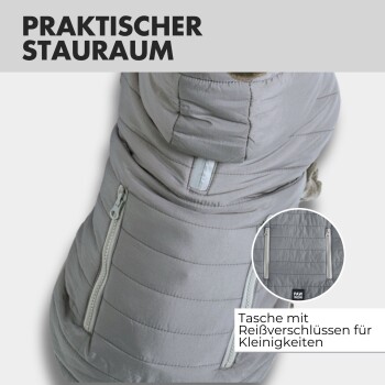Ein Französischer Bulldogge trägt eine graue Daunenjacke und schaut in die Kamera. Der Text lautet "easy Entry" und "Easy Entry durch Klettverschluss."