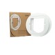 SureFlap Katzenklappen-Montageadapter in Weiß, neben seiner braunen Kartonverpackung mit mehrsprachigem Text und einem Diagramm ausgestellt.