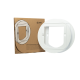 SureFlap Katzenklappen-Montageadapter in Weiß, neben seiner braunen Kartonverpackung mit mehrsprachigem Text und einem Diagramm ausgestellt.