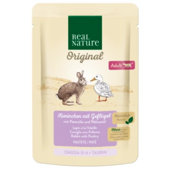 Beutel mit Real Nature Haustierfutter mit einer Illustration von einem Kaninchen und einer Ente, beschriftet 'Kaninchen mit Geflügel', mit hervorgehobenen Nährwerten.