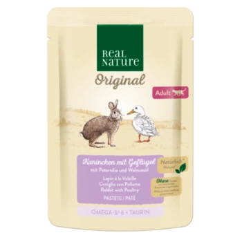Beutel mit Real Nature Haustierfutter mit einer Illustration von einem Kaninchen und einer Ente, beschriftet 'Kaninchen mit Geflügel', mit hervorgehobenen Nährwerten.
