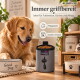 Golden Retriever neben grauem Leckerlibeutel mit Aufschrift tierlando, Napf mit Good Dog, Glas mit der Aufschrift LECKERLIS, Überschrift Immer griffbereit.