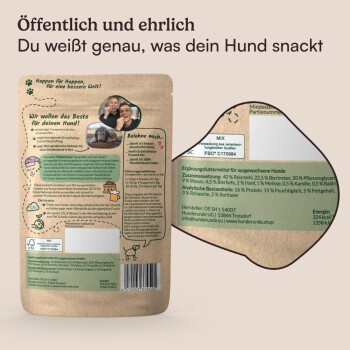 Verpackung für Haustierfutter mit einem natürlichen, umweltfreundlichen Design. Der Text hebt Zutaten wie Reis, Gerste und Kräuter hervor, mit einem Fokus auf Transparenz.