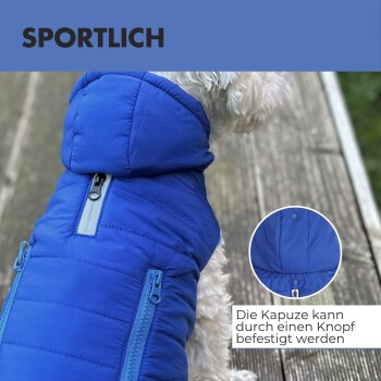 Ein blauer Haustiermantel mit Kapuze, mit einem weichen Innenfutter und umrandeten Taschen, beschriftet mit 'Leicht & warm' und 'Federleicht und kuschelig warm.'