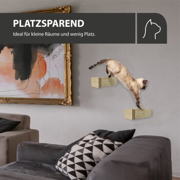 Katze springt zwischen zwei wandmontierten Holz-Kratzbäumen in einem modernen Wohnzimmer, Text „PLATZSPAREND Ideal für kleine Räume und wenig Platz.“