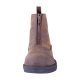 Brauner Leder-Ankle-Boot mit einem Reißverschluss vorne und einer schwarzen Gummisohle, von vorne betrachtet.