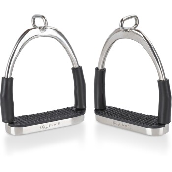Zwei Edelstahl-Horse Riding Steigbügel mit Gummigriffen und strukturierten Fußbetten, beschriftet mit "EQUINATE."