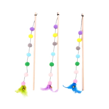 Trois baguettes en bois pour chat avec pompons colorés et extrémités en plumes vertes, violettes et bleues.