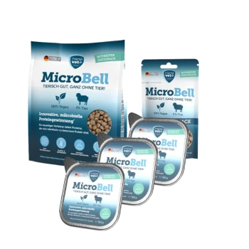 MicroBell vegane Tiernahrung Verpackung zeigt Trocken- und Nassfutteroptionen, gekennzeichnet mit 100 % vegan, 0 % tierische Zutaten.