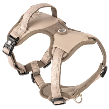 Beiges gepolstertes Hundegeschirr mit verstellbaren Riemen, Griff und Metall-D-Ring, mit kleinem runden Logobadge.