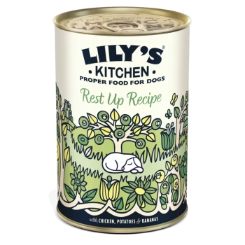 Lily's Kitchen Hundefutterdose, 'Rest Up Recipe' — Illustration eines schlafenden Hundes in einem grünen Garten; ‚richtiges Futter für Hunde‘.