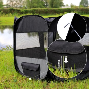 Schwarzer Haustier-Spielbereich mit Netzpaneelen, mit einer Tasche und einem 15 cm hohen Höhenindikator, auf Gras in der Nähe eines Teiches aufgestellt.
