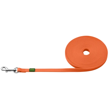 Orangefarbene Hundeleine, ordentlich aufgerollt mit einem Metallclip an einem Ende und einem grünen und gelben "HUNTER"-Logoschild.