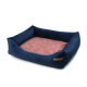 Navyblaue Haustierliege mit einem weichen rosa Innenraum und erhöhten Seiten, mit einem kleinen braunen Etikett an der Seite.