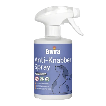 Flasche Envira Anti-Knabber-Spray für Haustiere, mit einer weißen Sprühdüse und einem blauen Etikett mit einer Illustration von Hund und Katze.