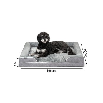 Ein schwarz-weißer Hund ruht auf einem plüschigen grauen Haustierbett, das 106 cm x 80 cm misst und 17 cm hoch ist.