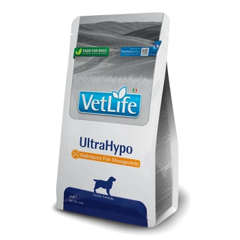 Torba karmy dla psów VetLife UltraHypo z hydrolizowanym białkiem rybnym, oznaczona jako formuła dla psów, z malowniczym tłem.