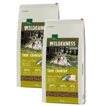 Zwei 12 kg Säcke Real Nature Wilderness Senior Hundefutter, mit einem Wolf und der Aufschrift "TRUE COUNTRY" mit "Huhn mit Fisch."