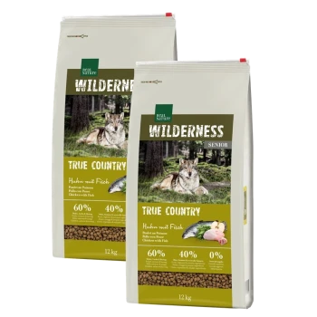 Deux sacs de 12 kg de nourriture pour chiens Real Nature Wilderness Senior, présentant un loup et étiquetés "TRUE COUNTRY" avec "Poulet avec poisson."