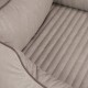 Eine Nahaufnahme eines weichen, beigen Haustierbettes mit einem gesteppten Design und plüschigen Seiten, ideal für den Komfort von Haustieren.